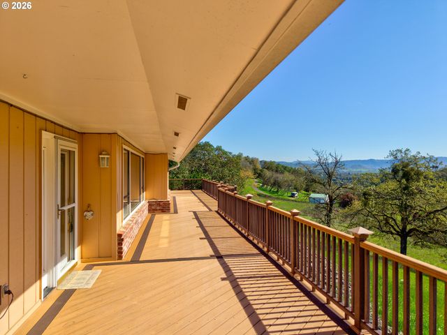 1386 ARCADIA Dr, Roseburg, OR 97470