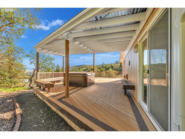 1386 ARCADIA Dr, Roseburg, OR 97470