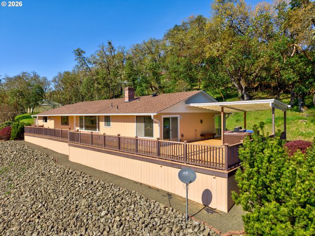 1386 ARCADIA Dr, Roseburg, OR 97470