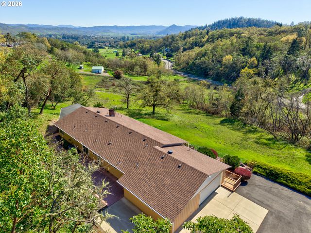 1386 ARCADIA Dr, Roseburg, OR 97470