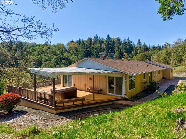 1386 ARCADIA Dr, Roseburg, OR 97470
