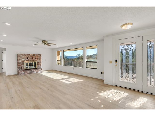 1386 ARCADIA Dr, Roseburg, OR 97470