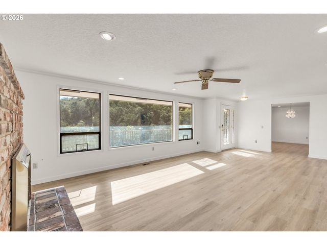 1386 ARCADIA Dr, Roseburg, OR 97470