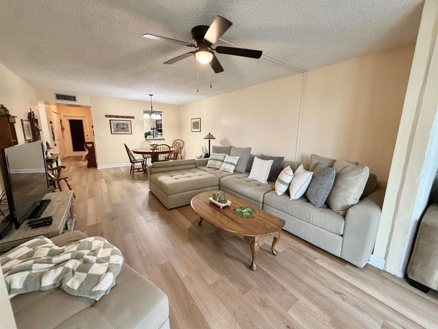7320 Lake Cir Drive 204, Margate, FL 33063