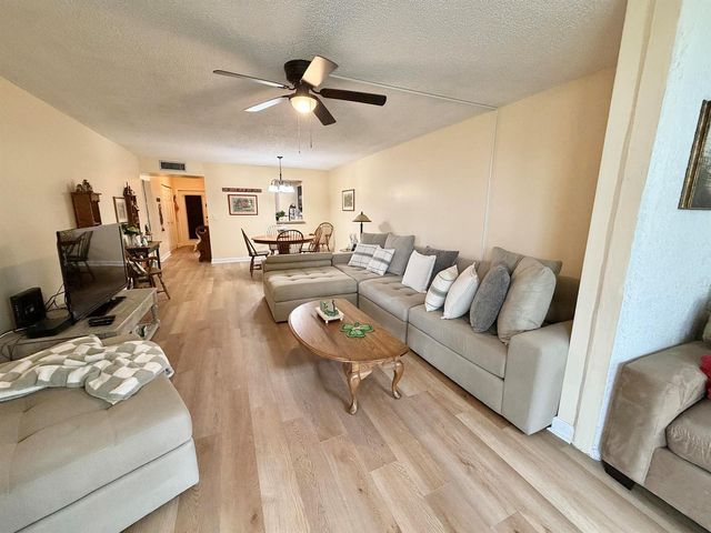7320 Lake Cir Drive 204, Margate, FL 33063
