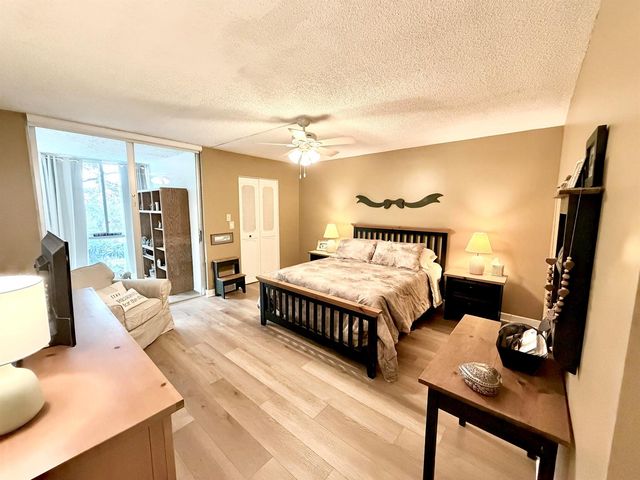 7320 Lake Cir Drive 204, Margate, FL 33063