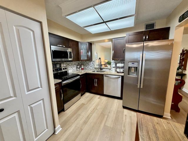 7320 Lake Cir Drive 204, Margate, FL 33063