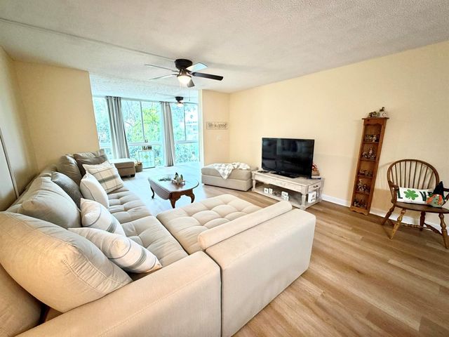 7320 Lake Cir Drive 204, Margate, FL 33063