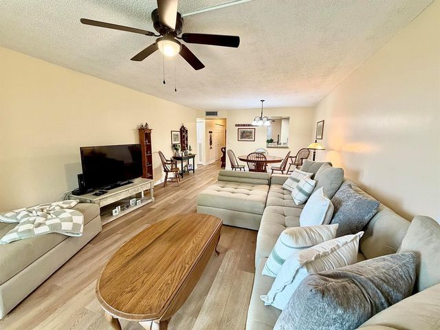 7320 Lake Cir Drive 204, Margate, FL 33063
