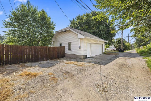 818 S 49 Avenue, Omaha, NE 68106