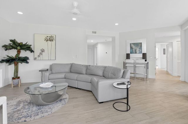 7546 La Paz Boulevard 205, Boca Raton, FL 33433