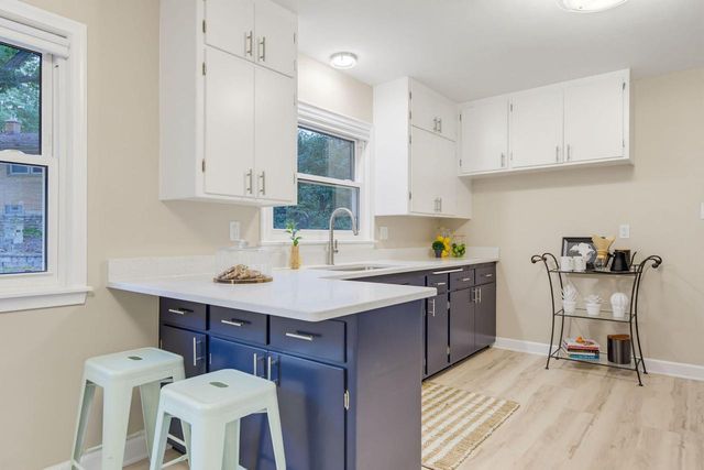 3285 N Knoll BOULEVARD, Wauwatosa, WI 53222