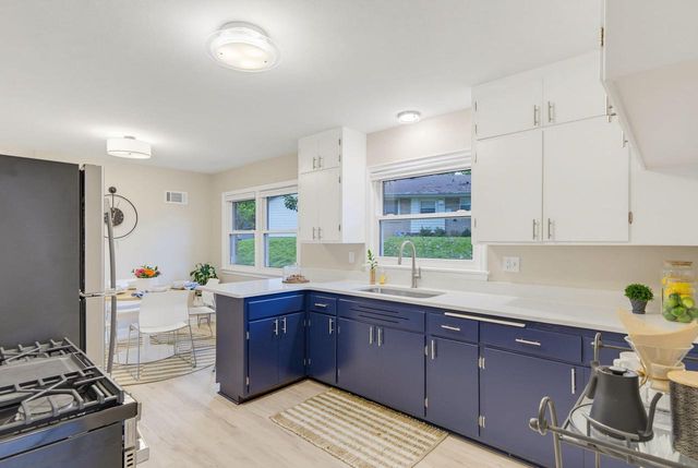 3285 N Knoll BOULEVARD, Wauwatosa, WI 53222