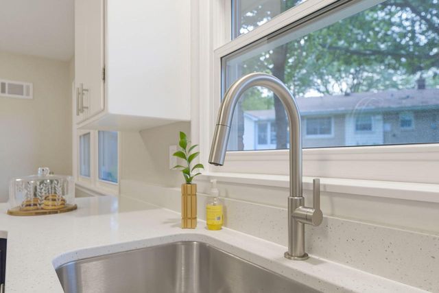 3285 N Knoll BOULEVARD, Wauwatosa, WI 53222