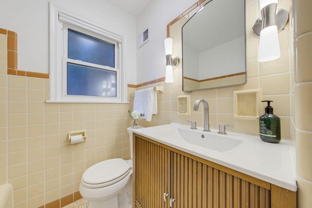 3285 N Knoll BOULEVARD, Wauwatosa, WI 53222