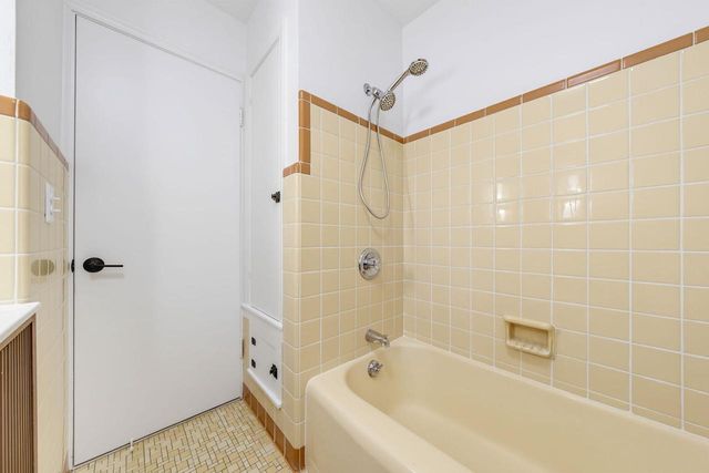 3285 N Knoll BOULEVARD, Wauwatosa, WI 53222