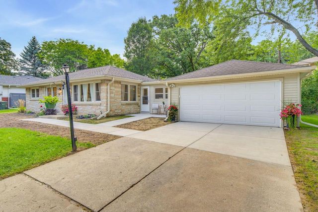3285 N Knoll BOULEVARD, Wauwatosa, WI 53222