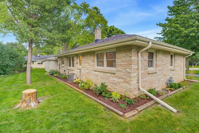 3285 N Knoll BOULEVARD, Wauwatosa, WI 53222
