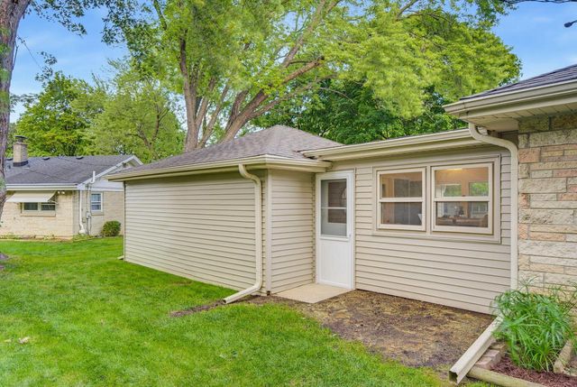 3285 N Knoll BOULEVARD, Wauwatosa, WI 53222