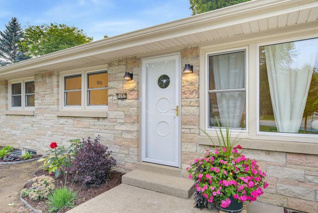 3285 N Knoll BOULEVARD, Wauwatosa, WI 53222