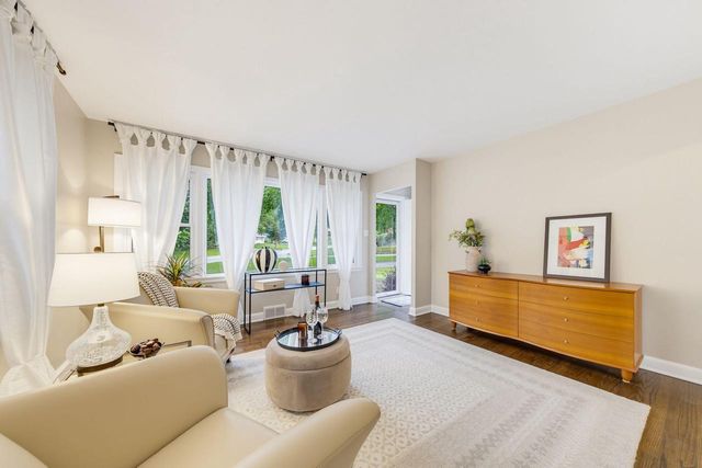 3285 N Knoll BOULEVARD, Wauwatosa, WI 53222