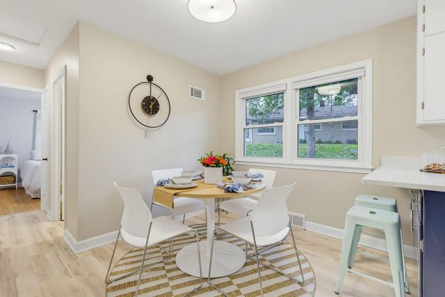 3285 N Knoll BOULEVARD, Wauwatosa, WI 53222