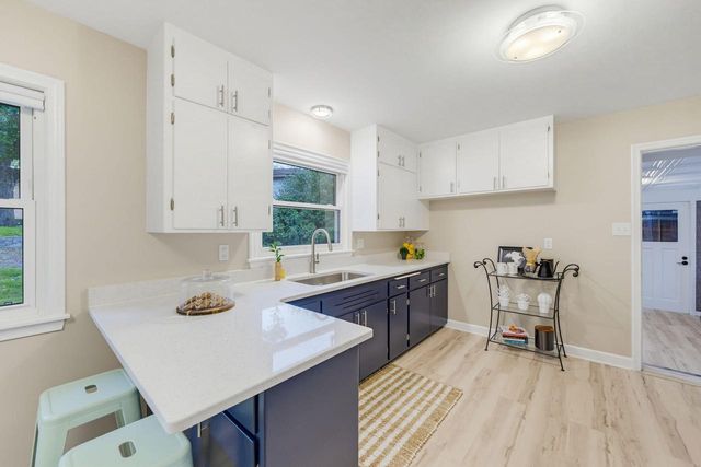 3285 N Knoll BOULEVARD, Wauwatosa, WI 53222