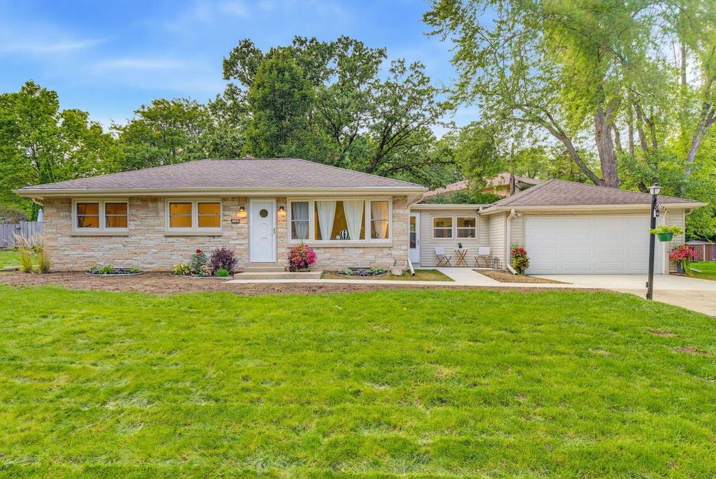 3285 N Knoll BOULEVARD, Wauwatosa, WI 53222