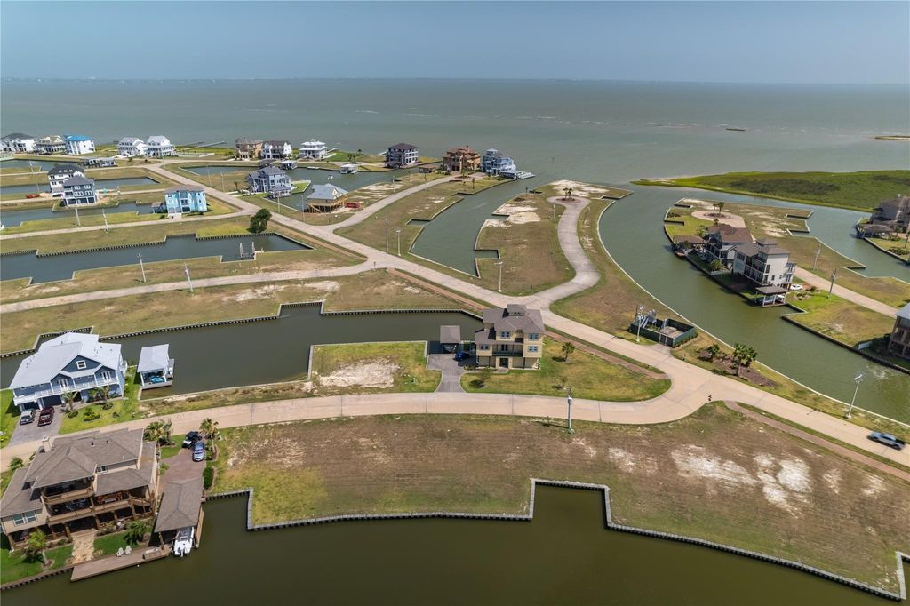 14 Loggerhead, Hitchcock, TX 77563