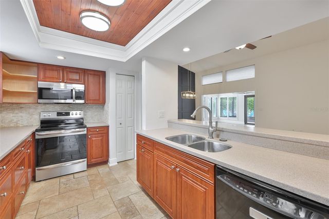 14651 VILLAGE GLEN CIRCLE, Tampa, FL 33618