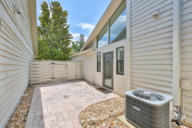 14651 VILLAGE GLEN CIRCLE, Tampa, FL 33618