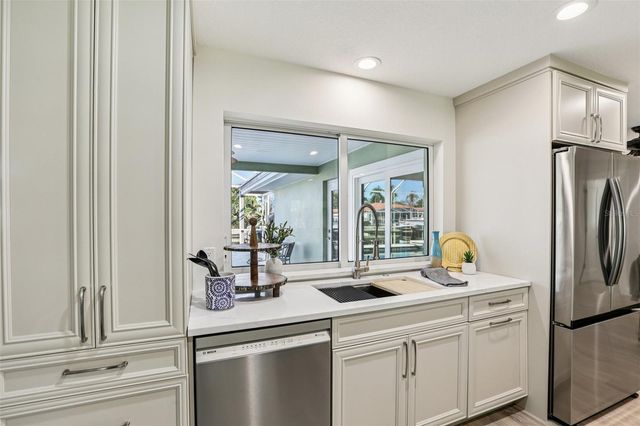 6251 18TH STREET NE, St Petersburg, FL 33702