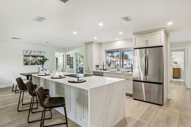 6251 18TH STREET NE, St Petersburg, FL 33702