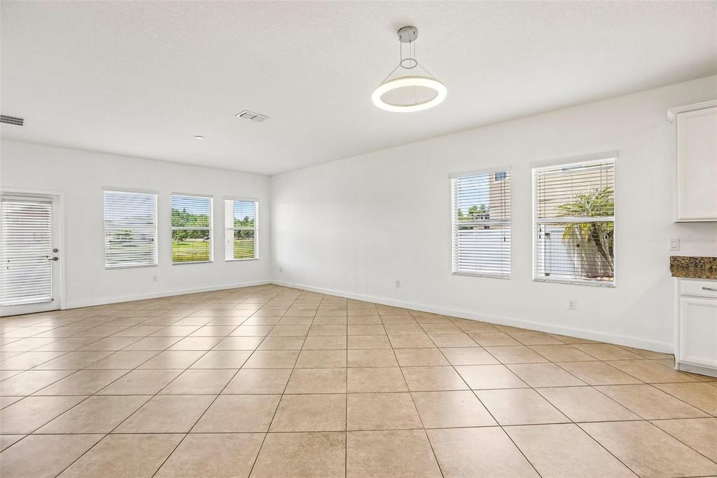 Image 13 of property listing at 19417 PADDOCK VIEW DRIVE, Tampa, FL 33647