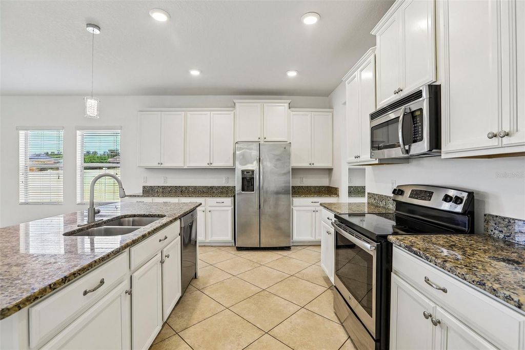 Image 10 of property listing at 19417 PADDOCK VIEW DRIVE, Tampa, FL 33647