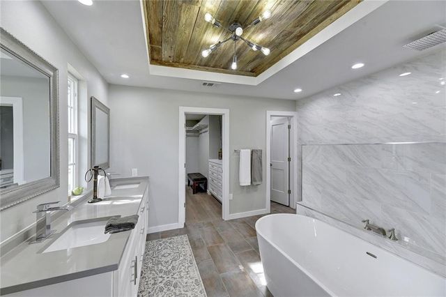 713 Nomad DR, Spicewood, TX 78669
