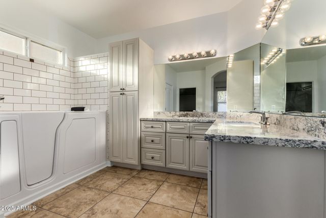 1423 E PEACH TREE Drive, Chandler, AZ 85249