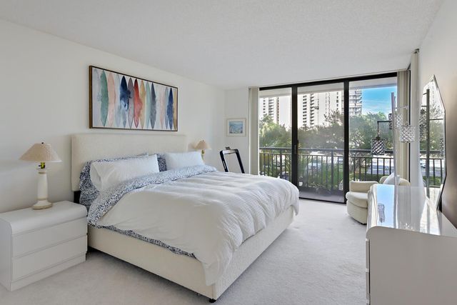 2427 Presidential Way 204, West Palm Beach, FL 33401