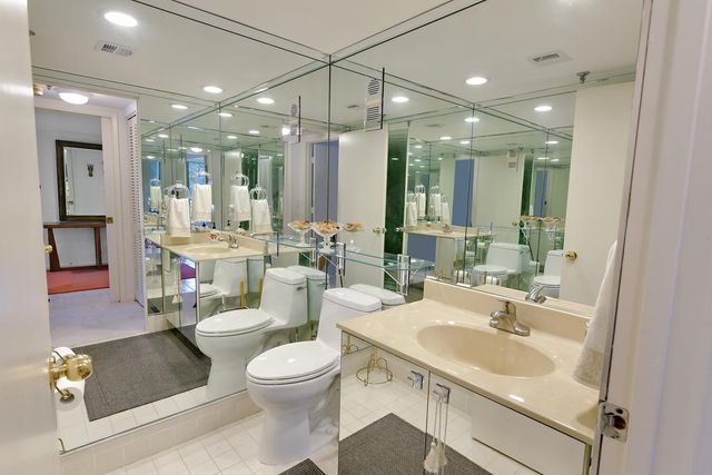 2427 Presidential Way 204, West Palm Beach, FL 33401