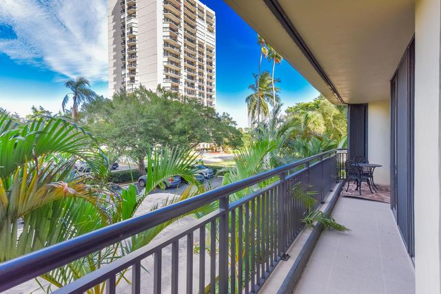 2427 Presidential Way 204, West Palm Beach, FL 33401