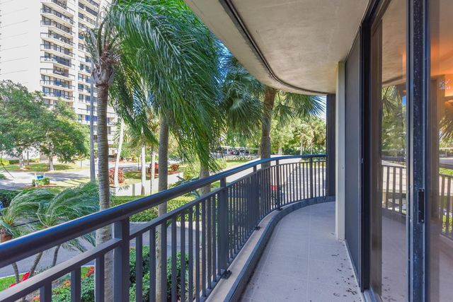 2427 Presidential Way 204, West Palm Beach, FL 33401