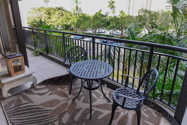 2427 Presidential Way 204, West Palm Beach, FL 33401