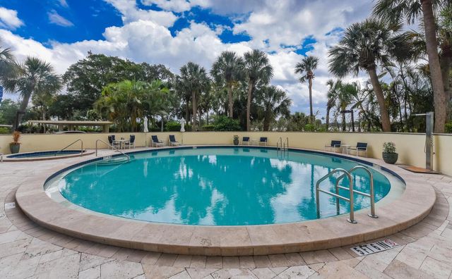2427 Presidential Way 204, West Palm Beach, FL 33401