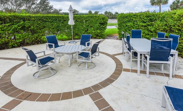 2427 Presidential Way 204, West Palm Beach, FL 33401
