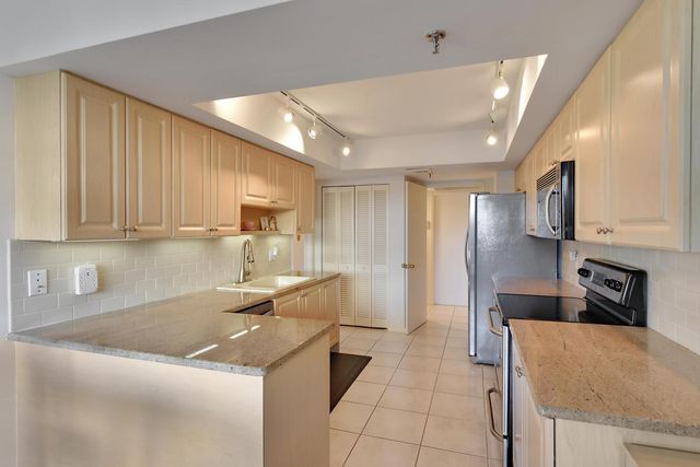 2427 Presidential Way 204, West Palm Beach, FL 33401