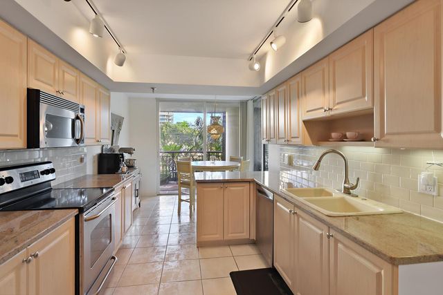 2427 Presidential Way 204, West Palm Beach, FL 33401