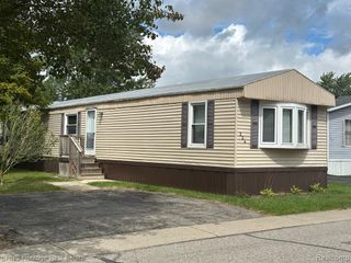 326 Emerald Circle, Whitmore Lake, MI 48189