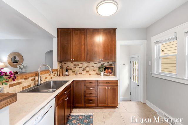 936 Valley Avenue Nw, City Of Grand Rapids, MI 49504