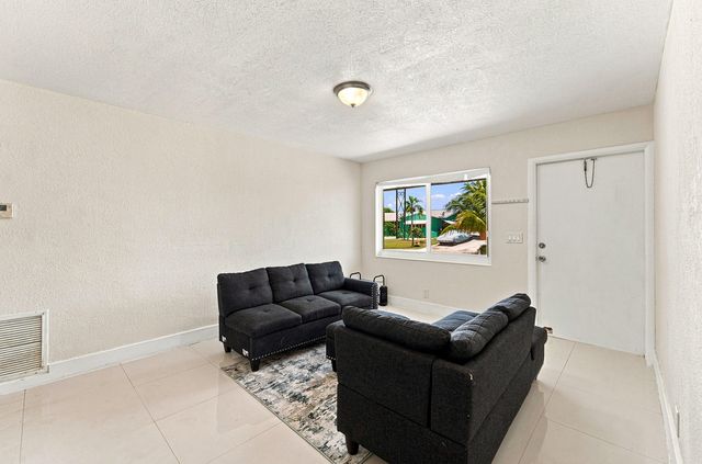 1010 Pinetree Drive, Lantana, FL 33462