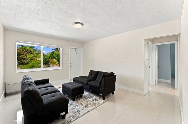 1010 Pinetree Drive, Lantana, FL 33462